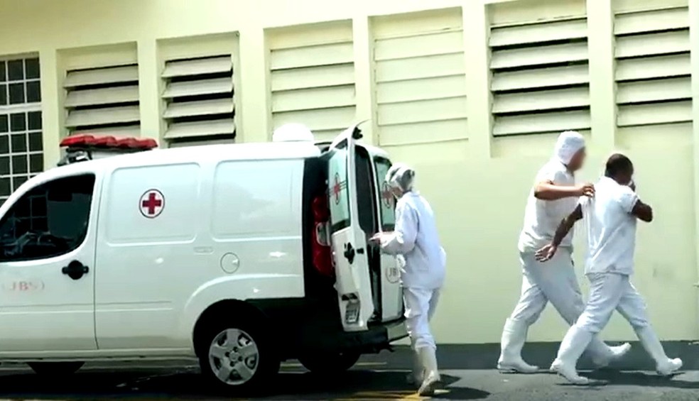 Funcionários deixam ambulância da empresa em frente à Santa Casa de Lins — Foto: Nova TV/Divulgação