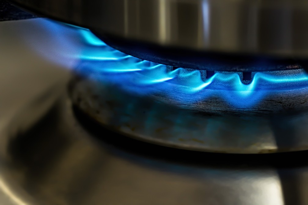 Monóxido de carbono é liberado pela queima incompleta de combustíveis fósseis e se inalado por longos períodos pode levar à morte — Foto: Pixabay
