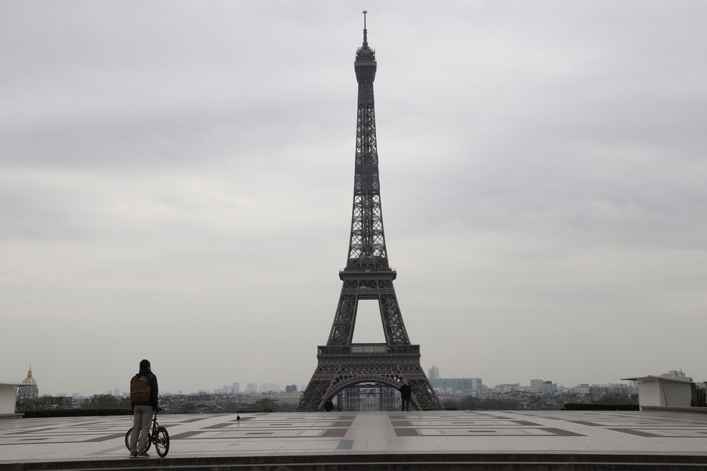 Praça do Trocadero, que tem vista para a Torre Eiffel, em Paris, ficou vazia nesta terça-feira (17) após o governo determinar confinamento em toda a França  — Foto: Ludovic Marin / AFP