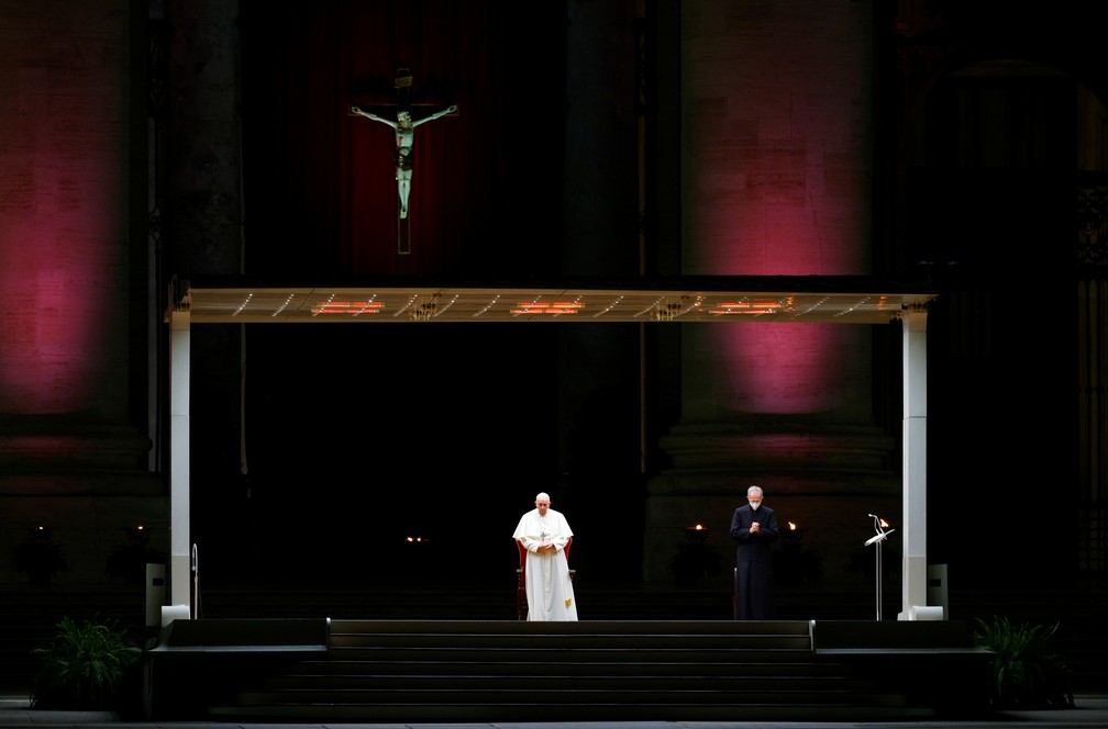 Papa Francisco na celebração de Via-Sacra, no Vaticano, nesta sexta (2) — Foto: Guglielmo Mangiapane/Reuters