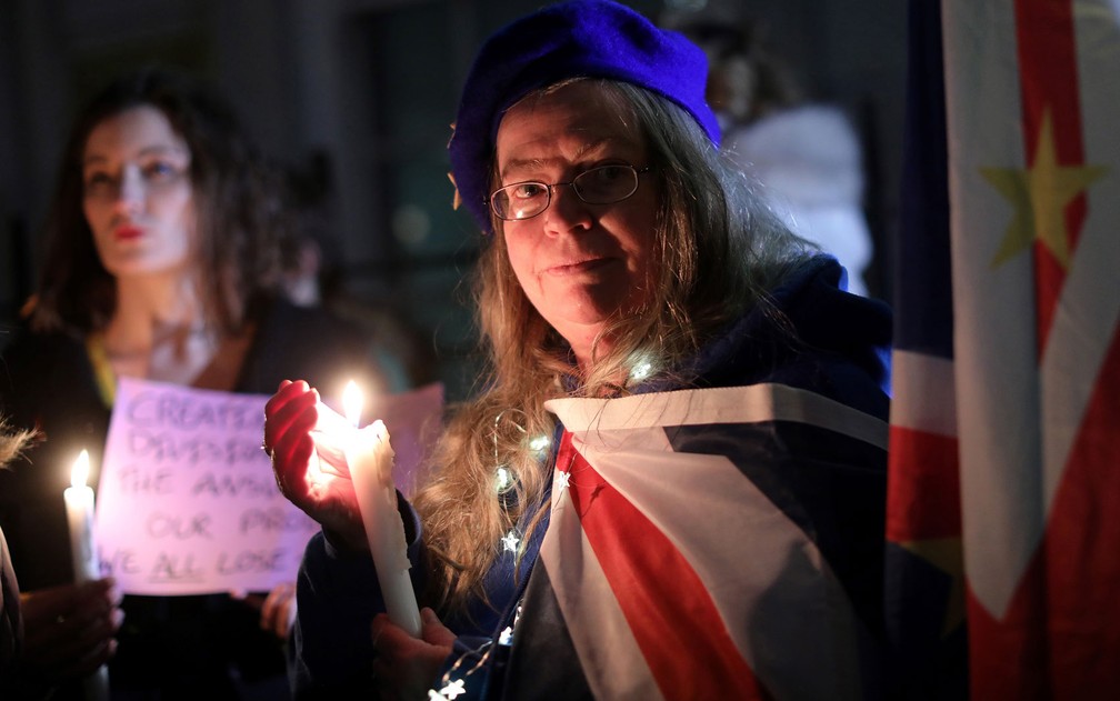 Ativistas contrários ao Brexit seguram velas durante vigília organizada pelo grupo de direitos civis New Europeans do lado de fora da Europe House, em Londres, no Dia do Brexit, na sexta-feira (31) — Foto: Isabel Infantes/AFP