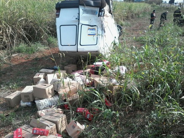 Carga de veículo ficou espalhada após capotamento (Foto: Divulgação/Corpo de Bombeiros)