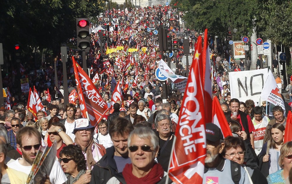 Milhares de pessoas se manifestaram, em Paris, por uma 'Europa solidária' e contra a austeridade, em novembro de 2016 — Foto: Michel Euler/AP