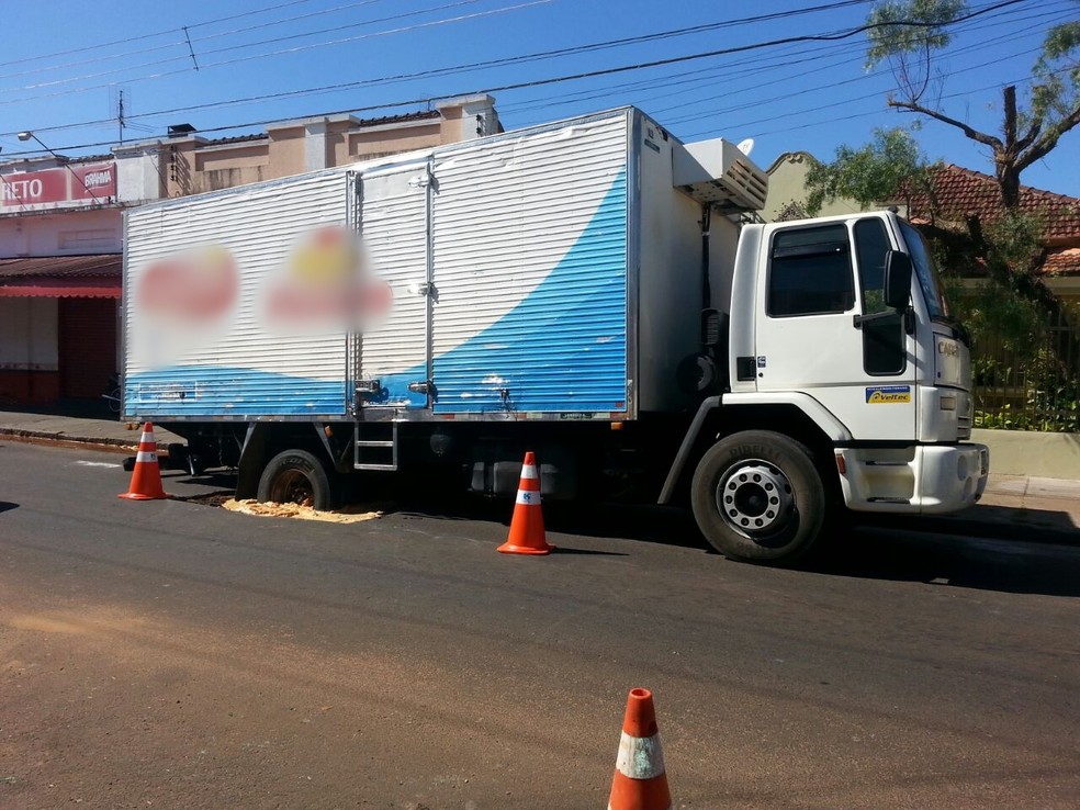 Rodas traseiras do caminhão ficaram presas em buraco em Avaré (Foto: Arquivo Pessoal/Roberto Melo)