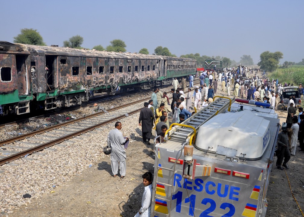 Soldados e autoridades paquistanesas examinam trem depois de explosão nesta quinta-feira (31) no sul do Paquistão. — Foto: Siddique Baluch/AP