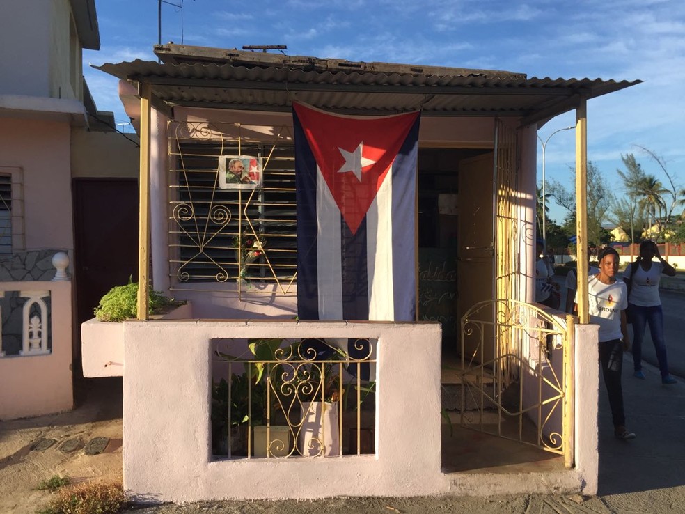 Casa de morador nos arredores de Santiago de Cuba com homenagens a Fidel Castro (Foto: Letícia Macedo/G1)