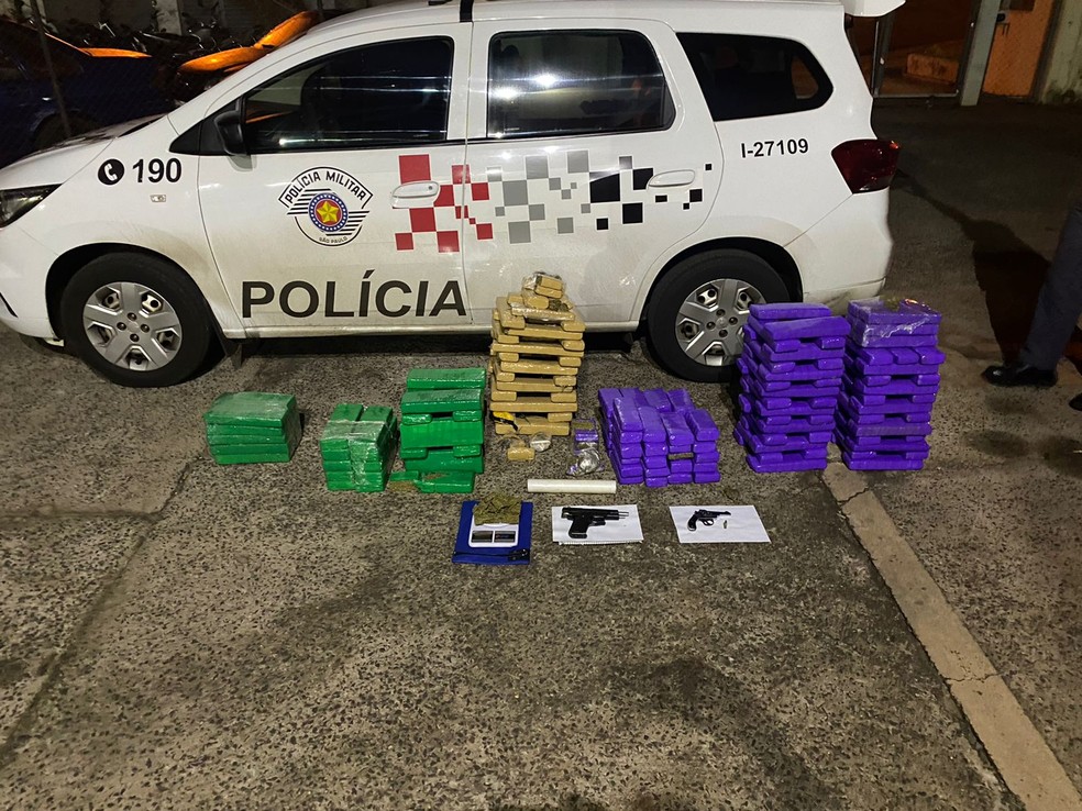 Droga, arma falsa e outros materiais apreendidos — Foto: Polícia Militar/Divulgação
