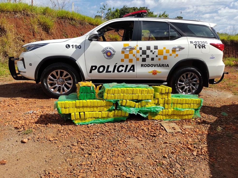 Apreensão de maconha foi na Rodovia Raposo Tavares, em Ourinhos (SP) — Foto: Polícia Rodoviária/Divulgação