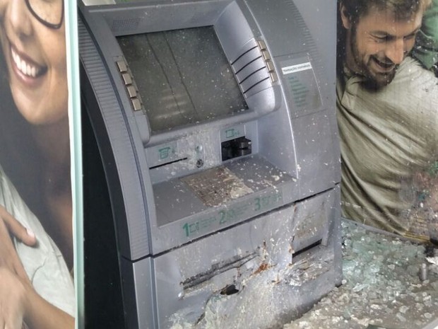 Suspeitos explodiram caixa eletrônico de agência de crédito (Foto: Divulgação/Polícia Militar)