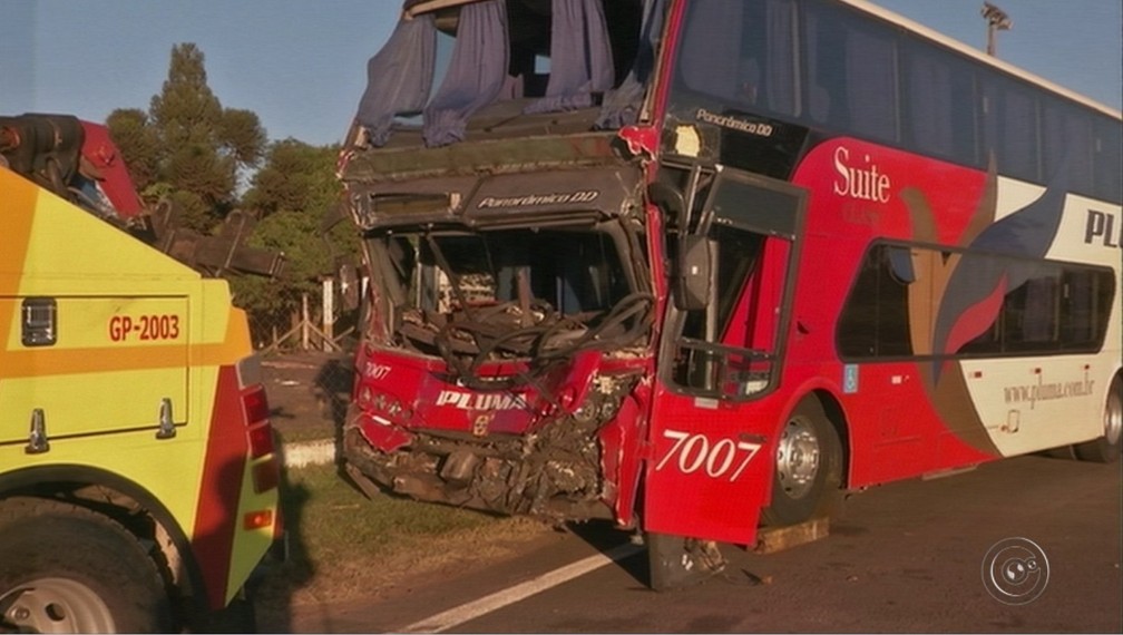 Mais de 15 passageiros do ônibus ficaram feridos após batida na rodovia Castello Branco (Foto: Reprodução/TV TEM)