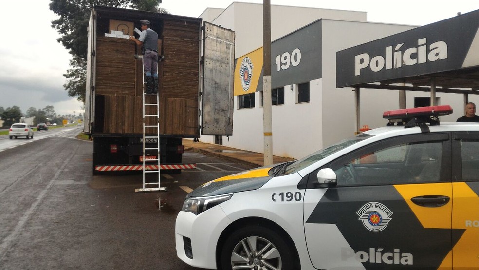 Caminhoneiro foi preso por descaminho (Foto: Polícia Rodoviária/Divulgação)