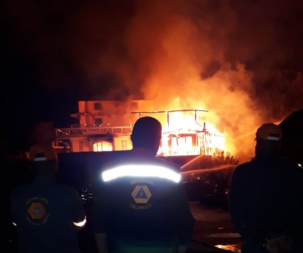 Incêndio destrói hotel em Campos do Jordão — Foto: Wander Vieira/ Arquivo pessoal