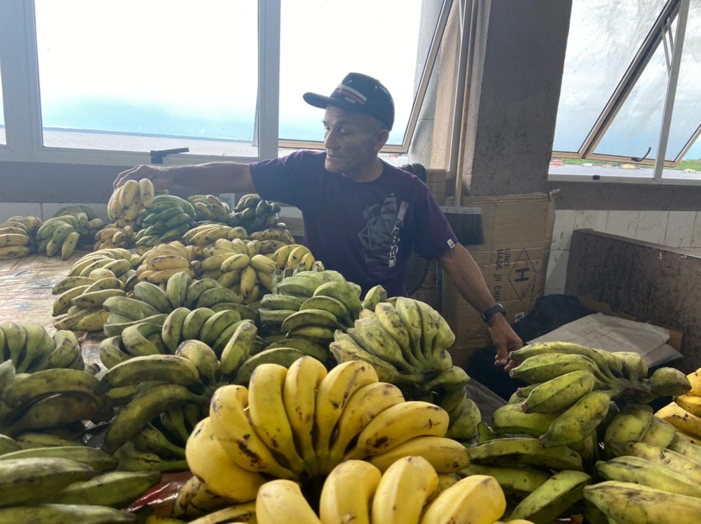 CALHA NORTE - O vendedor de bananas Manuel Rodrigues, de 60 anos, na Feira Municipal de Tefé.  — Foto: Mayara Subtil/Rede Amazônica