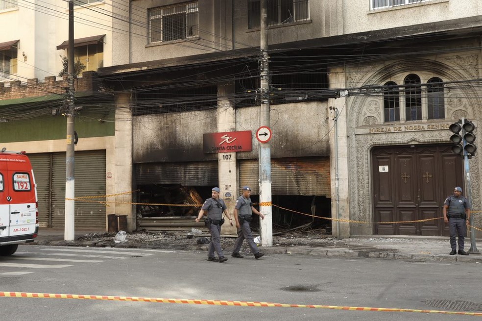Prédios atingidos por incêndio na região da Rua 25 de Março, no Centro de SP — Foto: Celso Tavares/g1