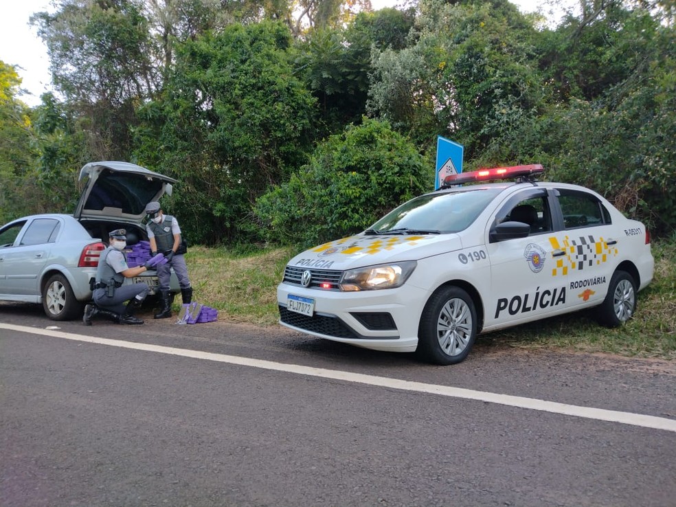 Apreensão foi feita após motorista não respeitar sinal de parada em Botucatu  — Foto: Polícia Rodoviária / Divulgação