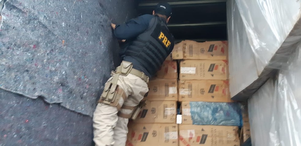 Motorista é flagrado ao transportar cerca de 700 caixas de cigarros em caminhão em Ourinhos — Foto: Polícia Rodoviária Federal/Divulgação