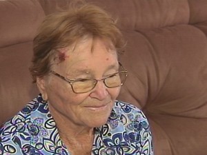 Idosa de 88 anos teve ferimentos leves  (Foto: Reprodução / TV TEM)