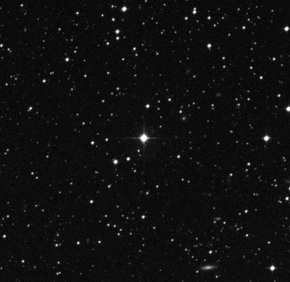 Gêmea solar HIP 68468 está representada no centro da imagem (Foto: The STScI Digitized Sky Survey)