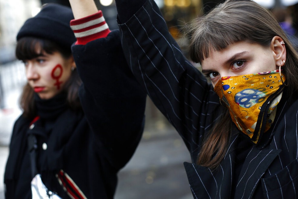 Manifestantes pedem mudanças na legislação francesa de proteção à mulher em Paris — Foto: AP Photo/Thibault Camus