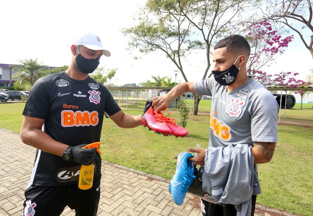 Gabriel faz higienização da chuteira em treino do Corinthians — Foto: Rodrigo Coca/Ag. Corinthians