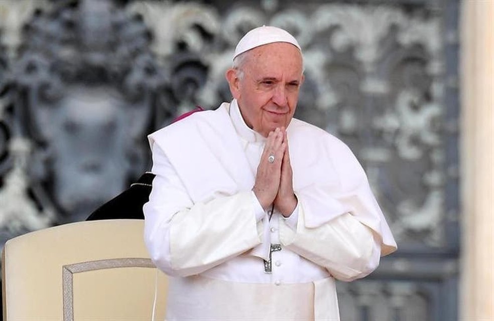 Papa Francisco unindo as mãos em sinal de oração — Foto: CNBB/ Divulgação