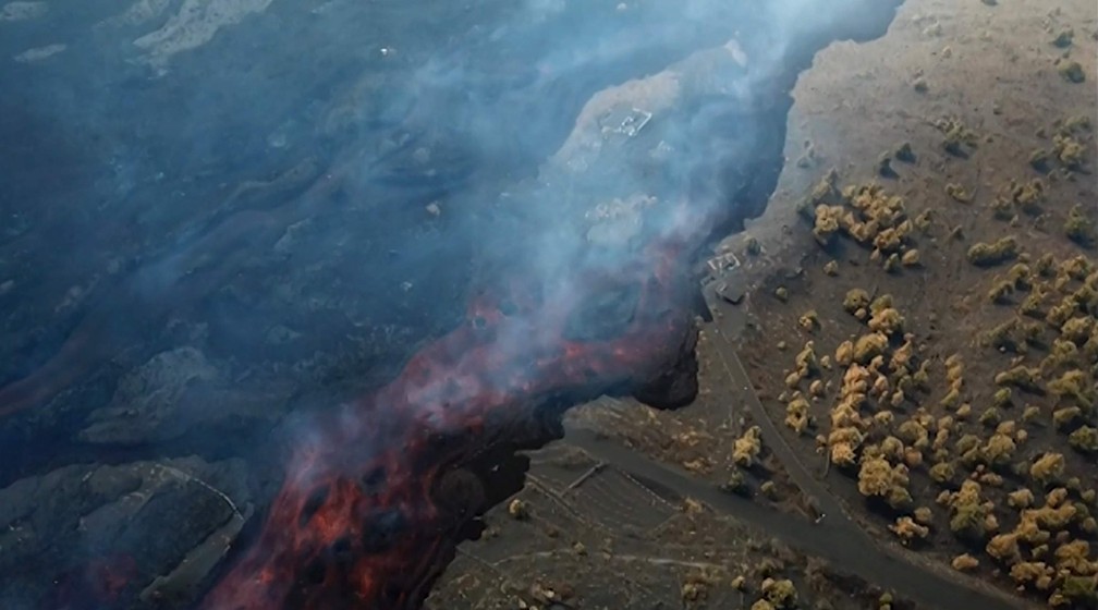 Imagem aérea mostra avanço rio de lava da erupção do vulcão Cumbre Vieja, em La Palma — Foto: IGME/AFP