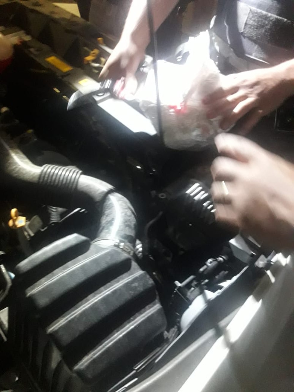 Polícia encontrou as joias dentro do filtro de ar do motor do carro em Jaú — Foto: Polícia Rodoviária/Divulgação