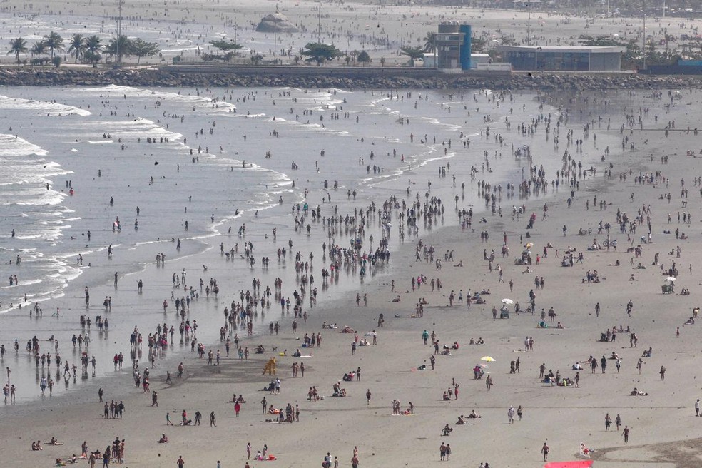 Milhares de moradores e turistas foram às praias do litoral de SP neste domingo (6) — Foto: Matheus Tagé/Jornal A Tribuna