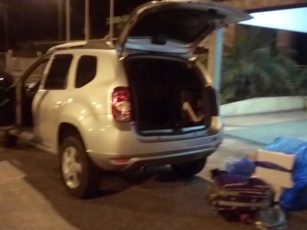 Droga foi encontrada dentro do veículo em Agudos (Foto: Polícia Rodoviária / Divulgação)
