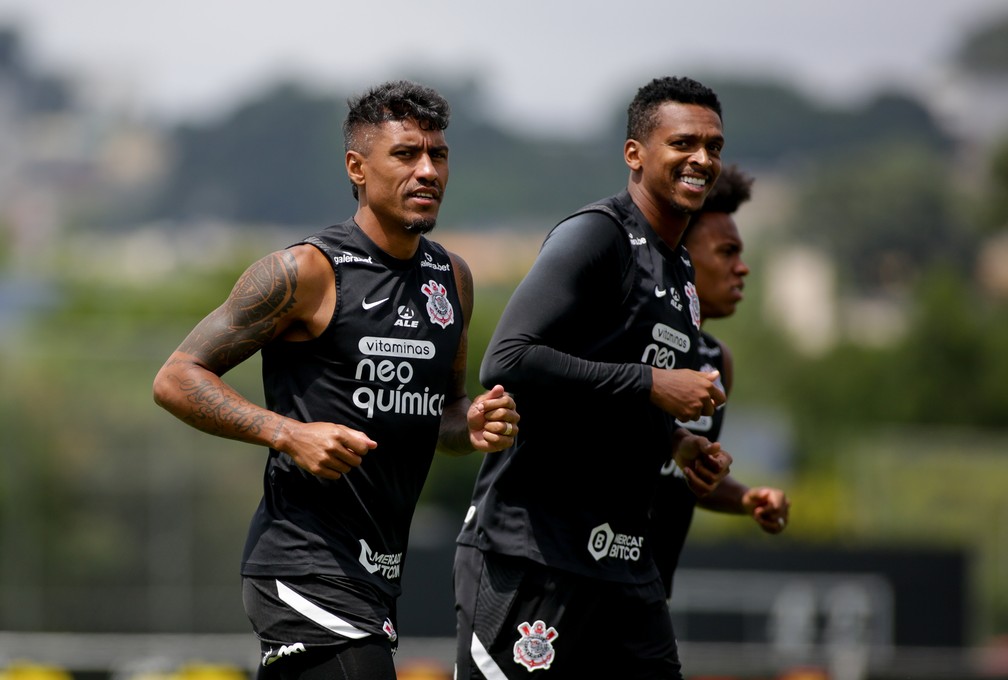 Paulinho e Jô em treino do Corinthians — Foto: Rodrigo Coca/Ag. Corinthians