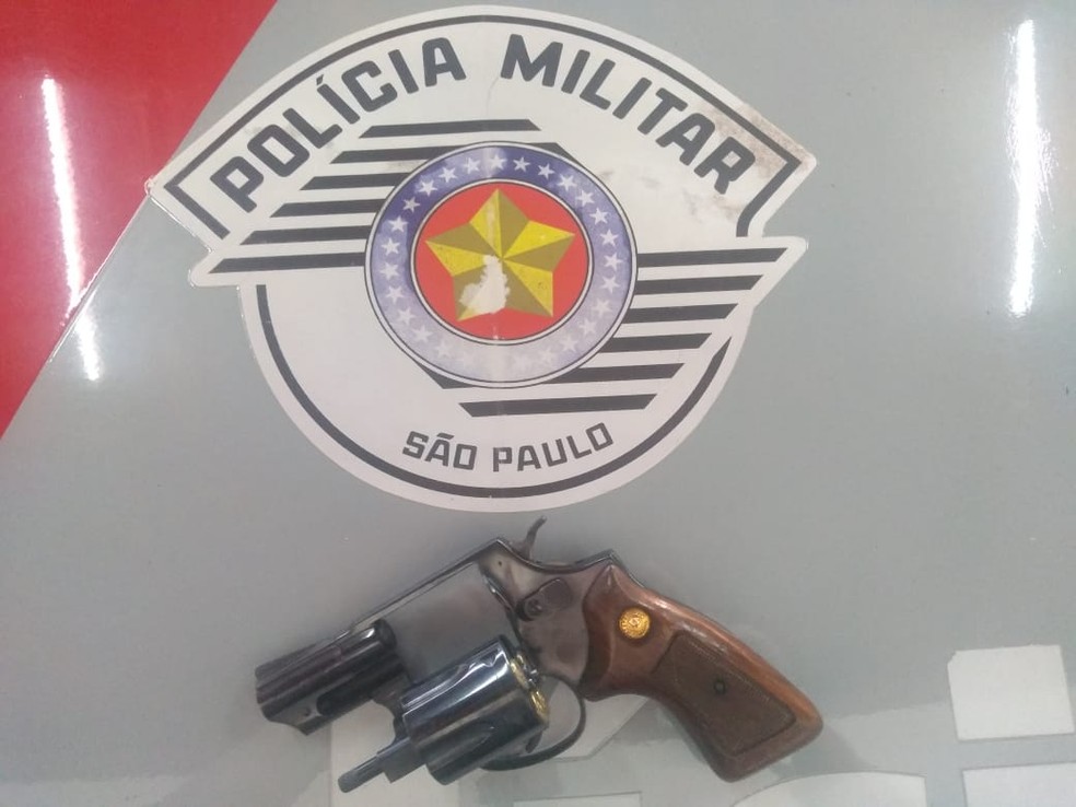 Arma foi apreendida com a suspeita, esposa do ex-marido da vítima; crime ocorreu na frente da Santa Casa de Bariri — Foto: Polícia Militar/Divulgação