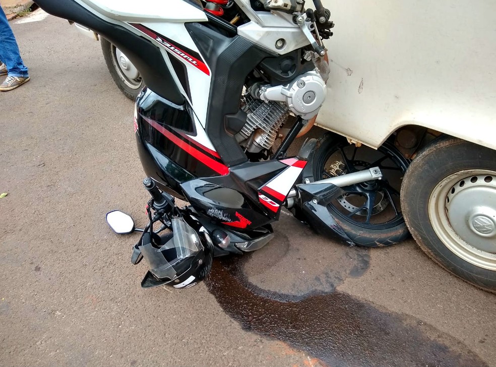 Moto ficou presa pela roda dianteira e parte do combustível escorreu pelo asfalto — Foto: Arquivo pessoal