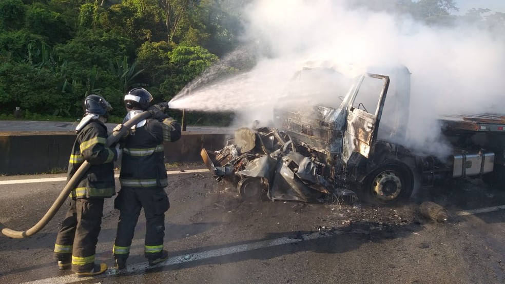 Corpo de Bombeiros apagam chamas em acidente na Rodovia Anchieta, em Cubatão (SP) — Foto: Divulgação/Polícia Rodoviária