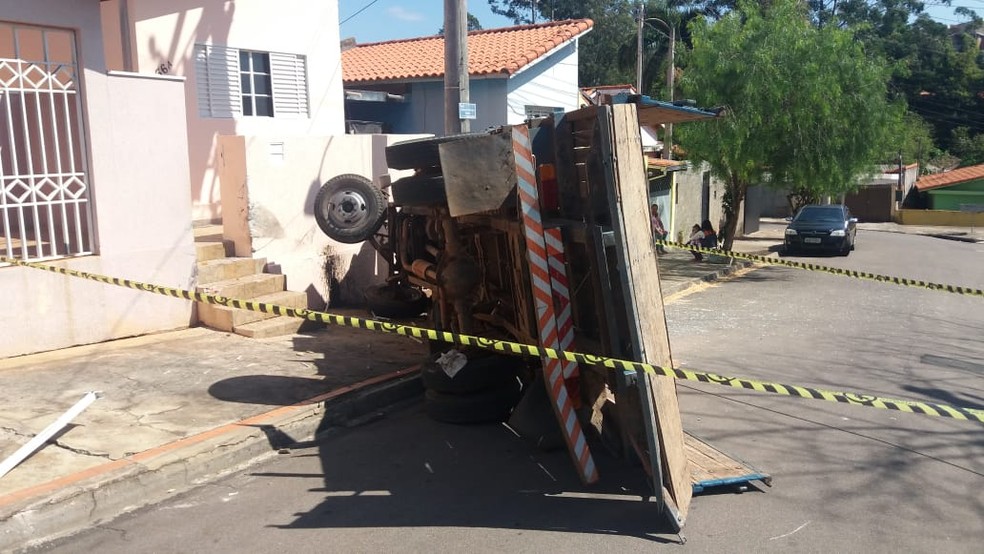 Caminhão bateu em carro, poste e muro de casa em Itapetininga (SP) — Foto: Polícia Militar/Divulgação