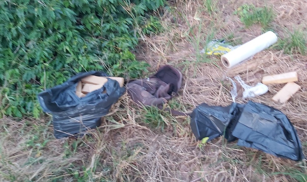 Segundo a polícia, dupla estava preparando os entorpecentes para enterrá-los quando avistaram a viatura — Foto: Polícia Ambiental/Divulgação
