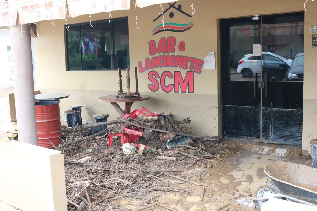Lanchonete fica cheia de lama na entrada e tem cadeiras quebradas com temporal em Ibirama — Foto: Prefeitura de Ibirama/Divulgação