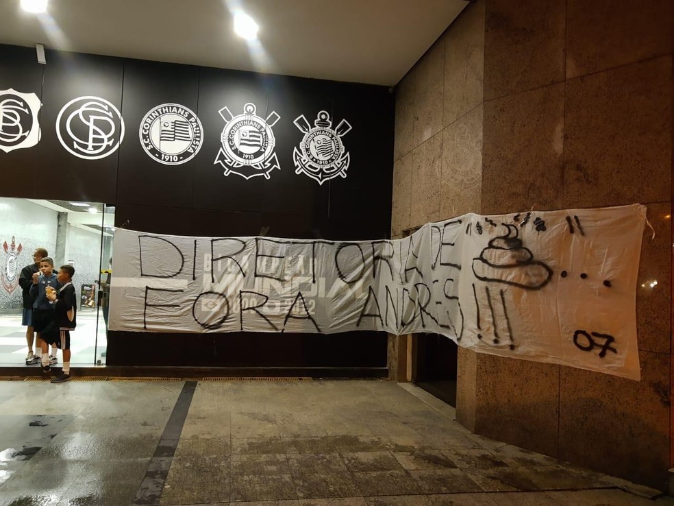 Protesto na porta da sede do Corinthians — Foto: Reprodução