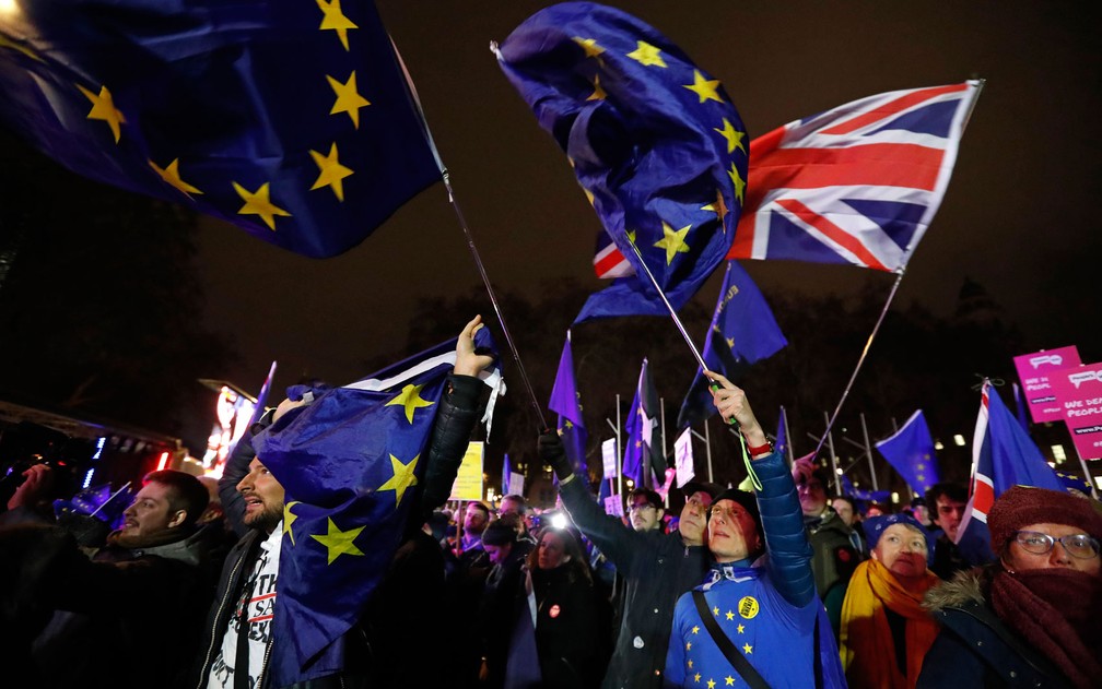 Manifestantes contra o Brexit comemoram resultado de votação no Parlamento, em Londres, após a derrota do acordo proposto pela primeira-ministra Theresa May — Foto: AP Photo/Frank Augstein