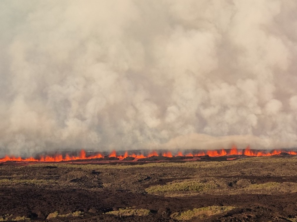 Imagem mostra erupção nas Ilhas Galápagos em 7 de janeiro de 2022 — Foto: Reprodução/Twitter/@parquegalapagos