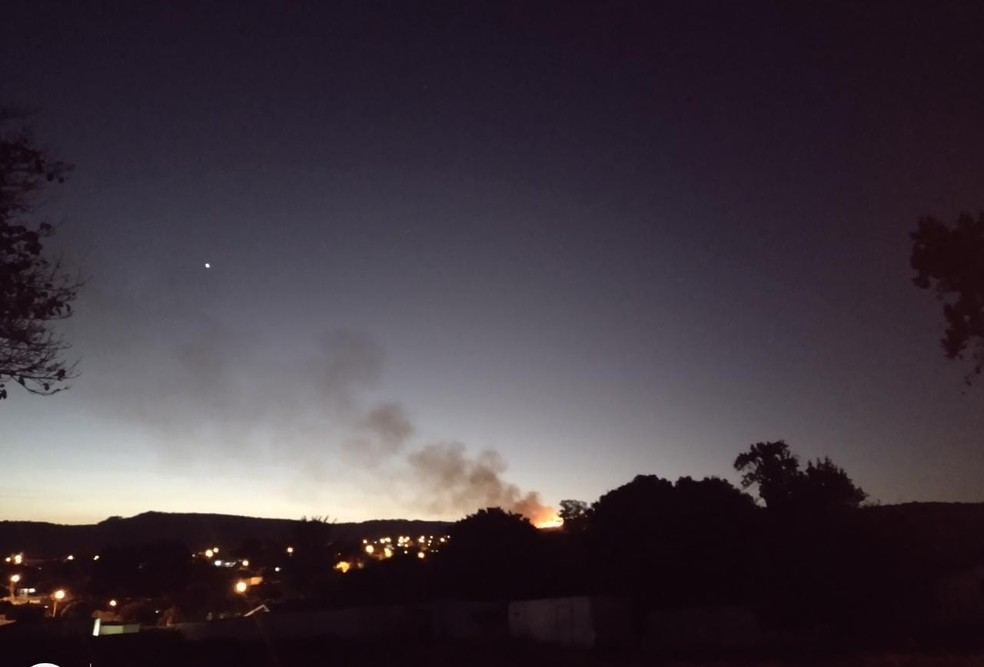 Imagens mostram chamas em área de mata em São Pedro — Foto: Viviane Meyer
