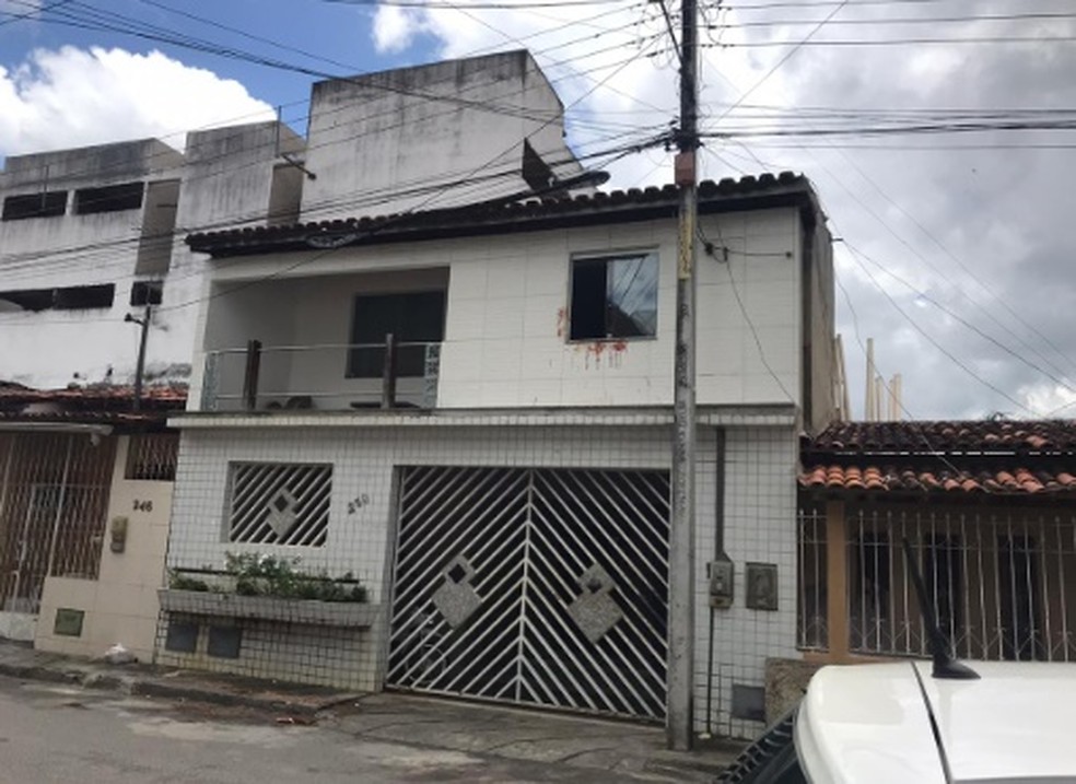 Mulher foi jogada da janela do primeiro andar de casa em Santo Antônio de Jesus  — Foto: Site do Voz da Bahia/Thainá Santhos
