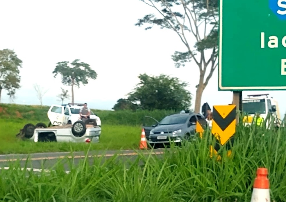 Após capotar em trevo de Ibitinga, carro saiu da pista e ficou com as rodas para cima; ocupantes tiveram ferimentos leves — Foto: Arquivo pessoal