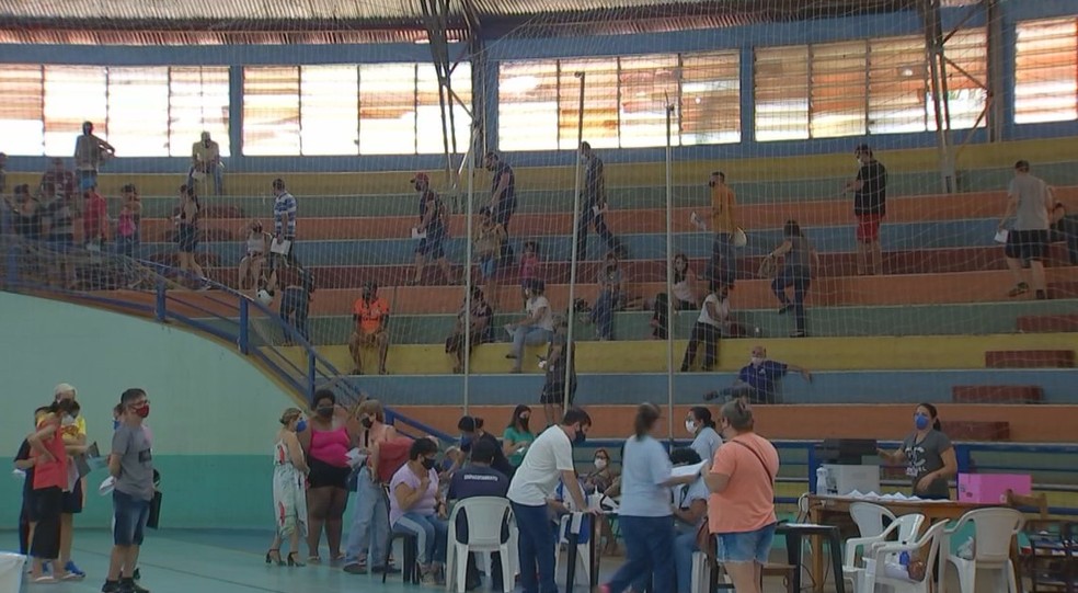 Centro de testagem funciona no ginásio que foi invadido pela água — Foto: Reprodução/TV TEM