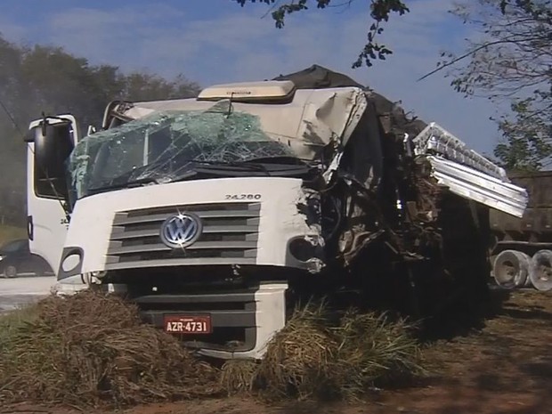 Acidente envolvendo caminhões em São Manuel  (Foto: Reprodução / TV TEM)