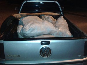 Sacos de milho foram achados em carro parado em Tatuí (Foto: Divulgação/ PM Tatuí)