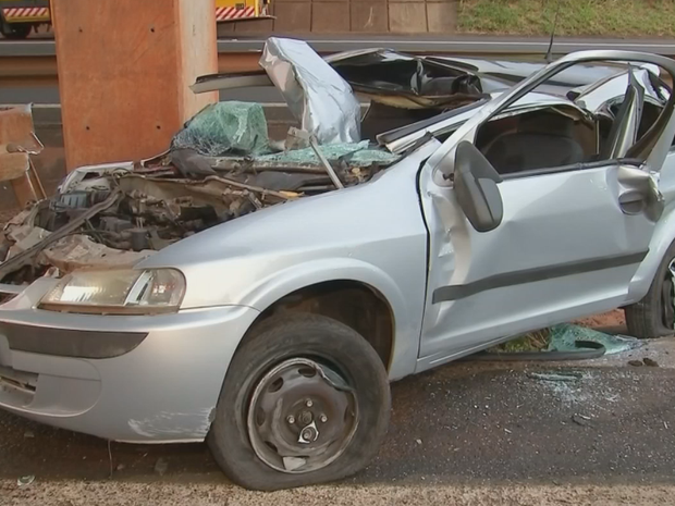 Veículo ficou destruído após acidente (Foto: Reprodução/TV TEM)