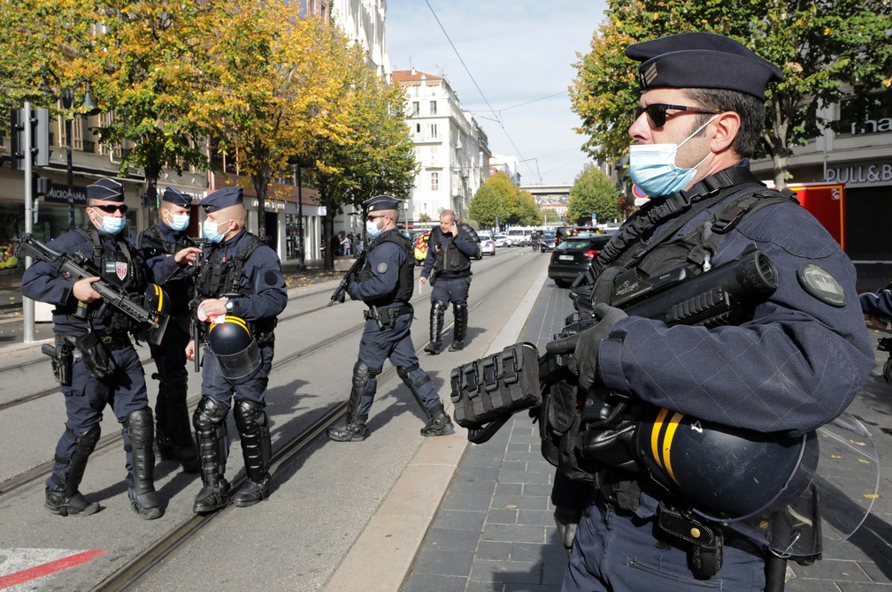 Forças de segurança no local de ataque a faca que deixou mortos e feridos na Basílica de Notre-Dame de Nice, na França — Foto: Eric Gaillard/Reuters