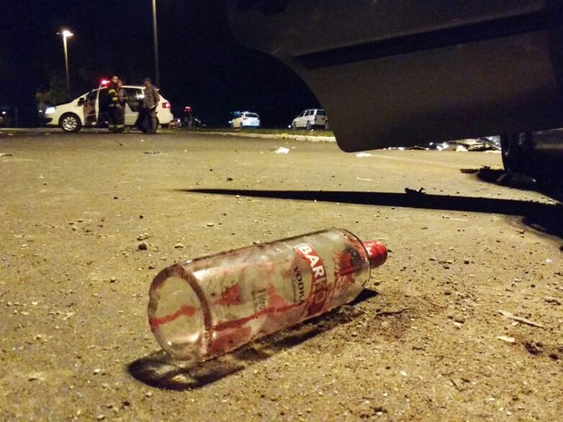 Garrafa de bebida alcóolica foi encontrada no local do acidente  (Foto: Gabriel Tedde/ Marília Notícias)