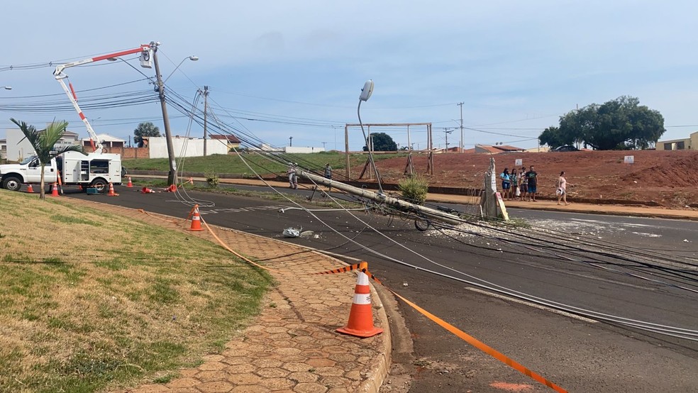 Carro capota e derruba três postes de energia em São Manuel — Foto: Gabriela Prado/Tv Tem