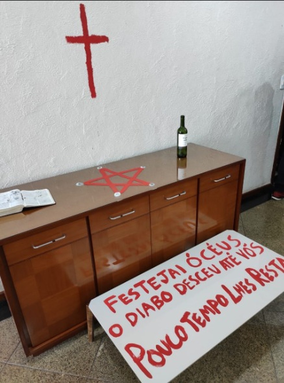 Policiais encontram símbolos religiosos em apartamento de jovem que matou os pais em Vila Velha, no ES — Foto: Reprodução/TV Gazeta